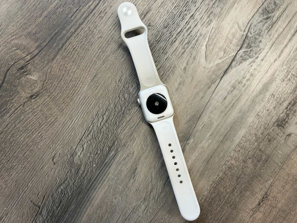 Về thiết kế, Apple Watch SE 2022 vẫn giữ 2 kích cỡ 40mm và 44mm khác với Apple Watch S8 là 41mm và 45mm. Vì là dòng sản phẩm bình dân nên Apple chỉ duy trì phiên bản vỏ nhôm và vỏ sau được thiết kế lại theo quy trình sản xuất mới giúp máy giảm lượng khí thải carbon lên đến hơn 80%.