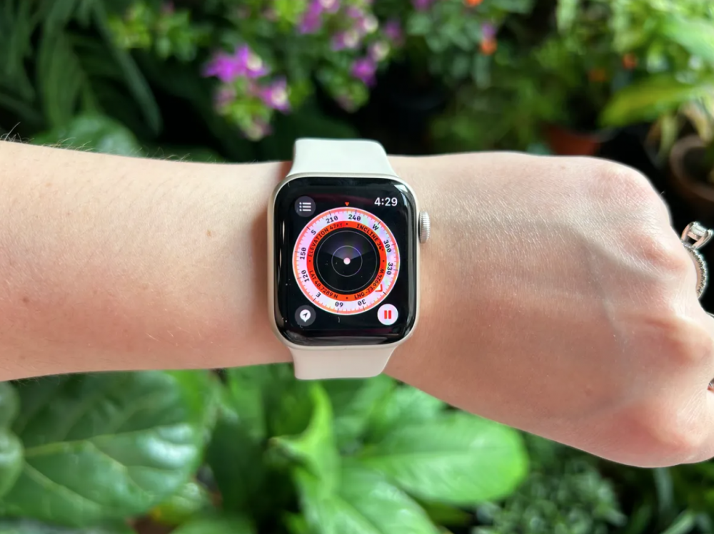 Cùng với Apple Watch Series 8 và Apple Watch Ultra mới thì dòng Apple Watch SE 2022 giá rẻ của Apple cũng được cho ra mắt trong sự kiện Far Out 7/9. Sản phẩm được nhiều người dùng háo hức bởi chất lượng không thua gì các phiên bản cao cấp khi được tích hợp nhiều cải tiến mới. Cùng Minh Tuấn Mobile tìm hiểu rõ hơn ở nội dung bên dưới.