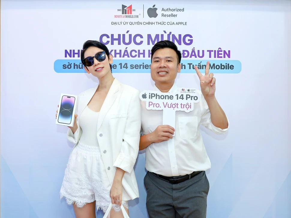 Siêu mẫu Xuân Lan thả dáng thần thái khoe iPhone 14 Pro Max