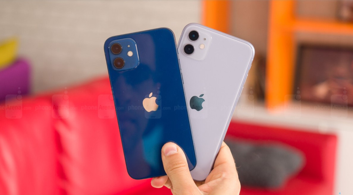 iPhone 12 mini và iPhone 11