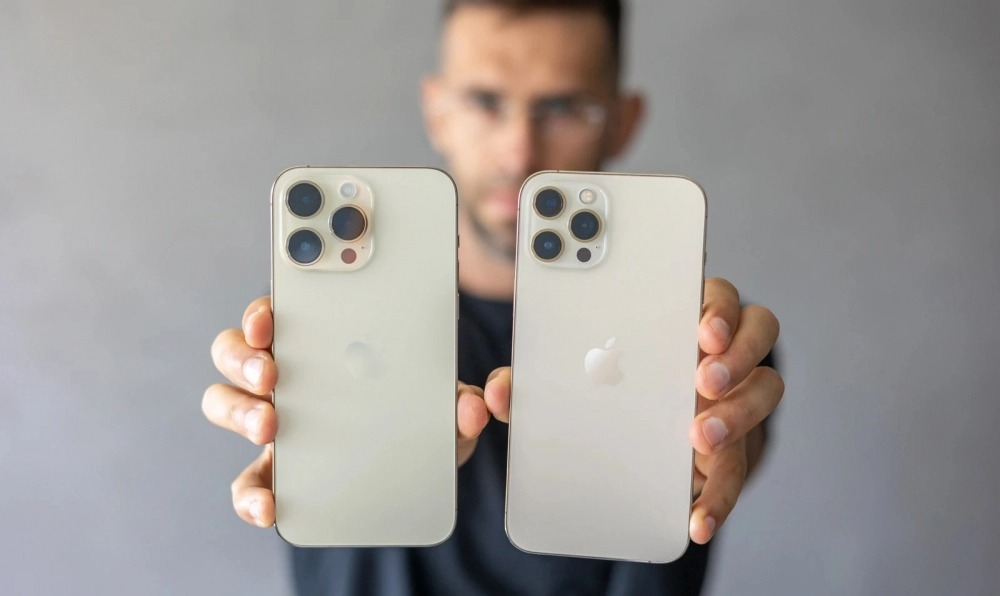 iPhone mới hơn có một vài điểm độc quyền. Một là SOS qua vệ tinh, cho phép bạn truyền tín hiệu SOS ngay cả ở những vùng xa xôi không có tín hiệu. Loại còn lại là tính năng Phát hiện tai nạn, sử dụng một cảm biến gia tốc được nâng cấp và giống như âm thanh của nó và sẽ tự động gọi dịch vụ khẩn cấp trong trường hợp tai nạn xe hơi nghiêm trọng.