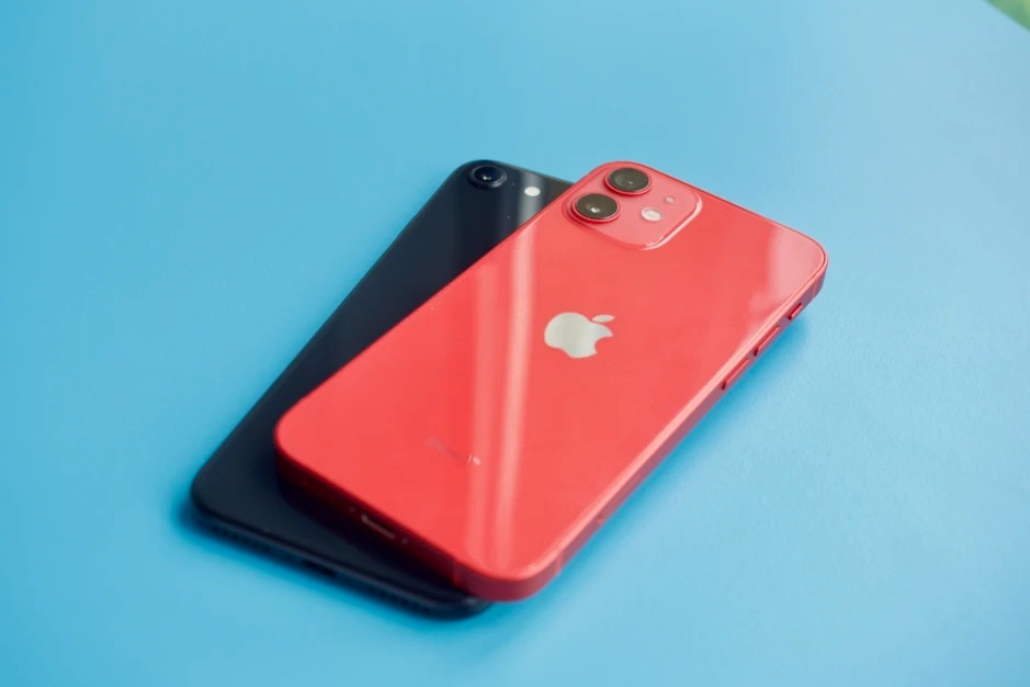 So sánh iPhone SE 2022 vs iPhone 12 mini