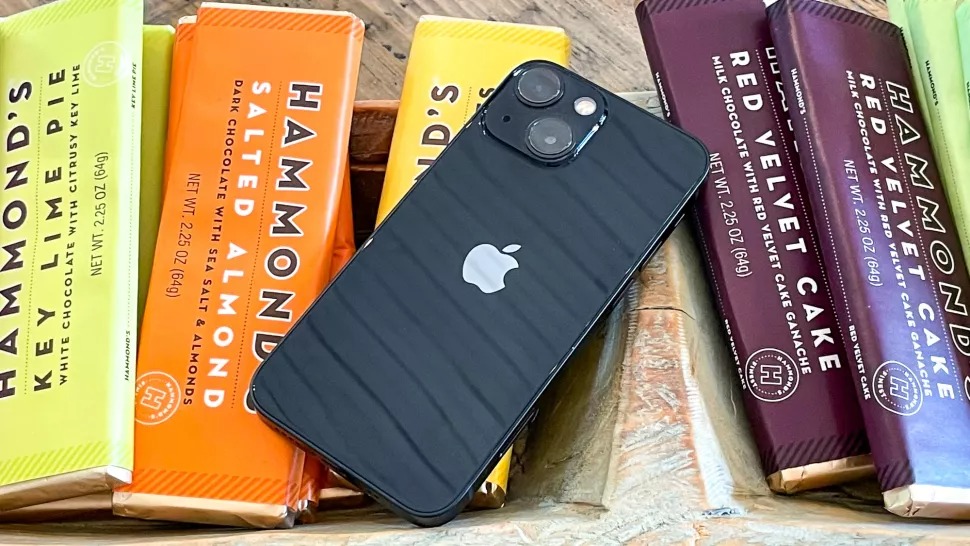 So sánh iPhone SE 3 vs iPhone 13