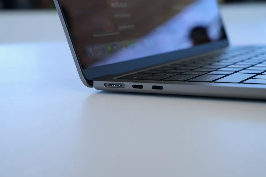 So sánh MacBook Air M2 và MacBook Pro M2 13 inch 2022