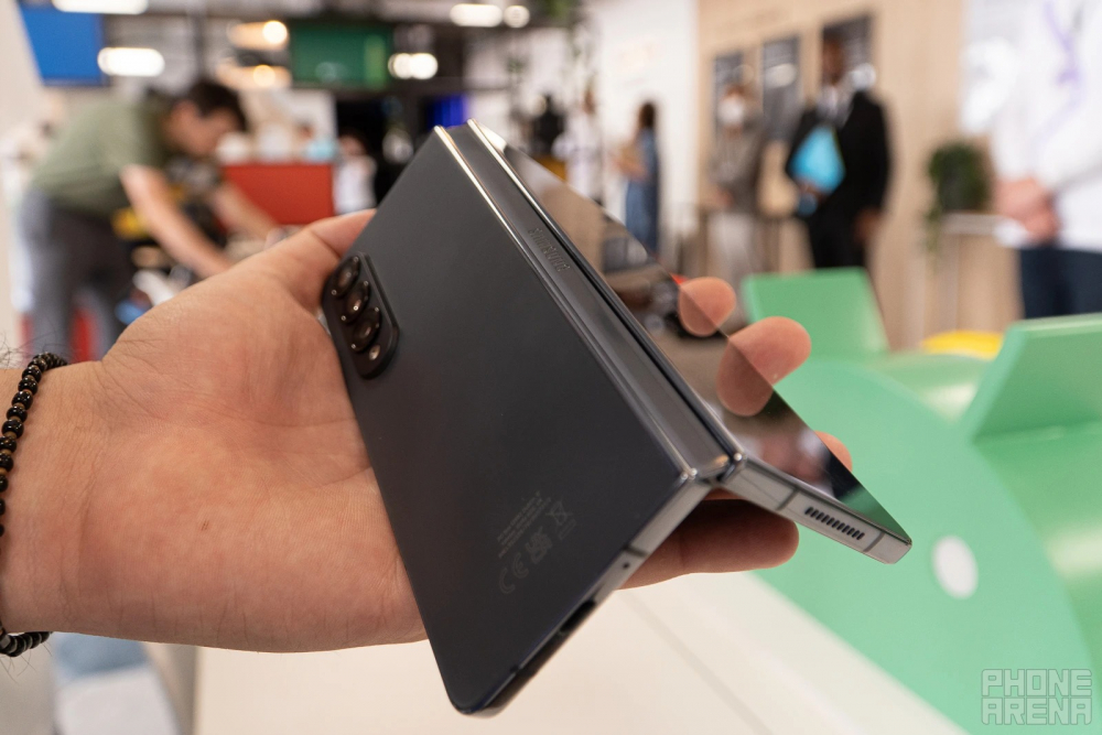 So sánh Samsung Galaxy Z Fold 4 và iPhone 13 Pro Max