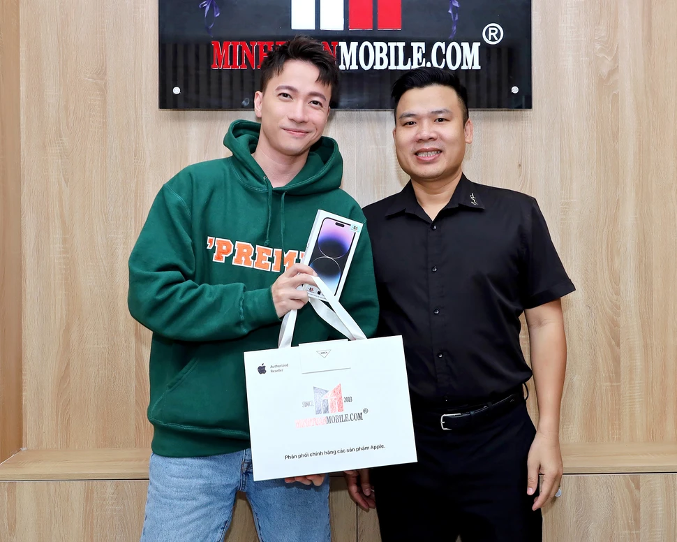 ST Sơn Thạch “soái ca” bên iPhone 14 Pro Max