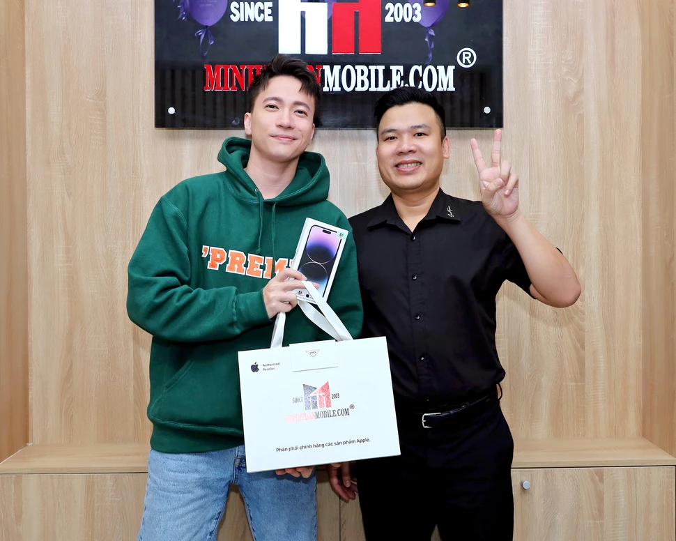 ST Sơn Thạch “soái ca” bên iPhone 14 Pro Max