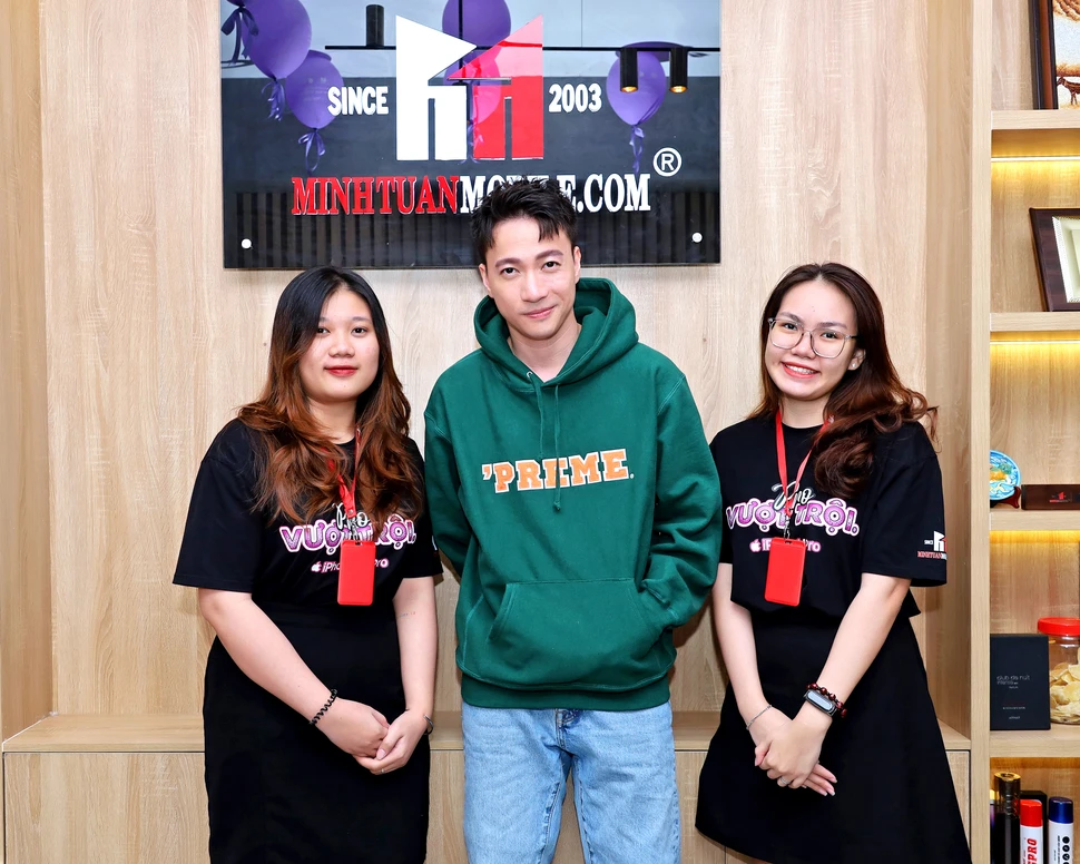 ST Sơn Thạch “soái ca” bên iPhone 14 Pro Max