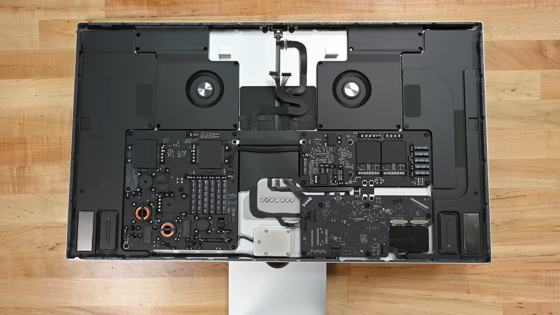 Apple Studio Display tiết lộ các thành phần được đóng gói dày đặc