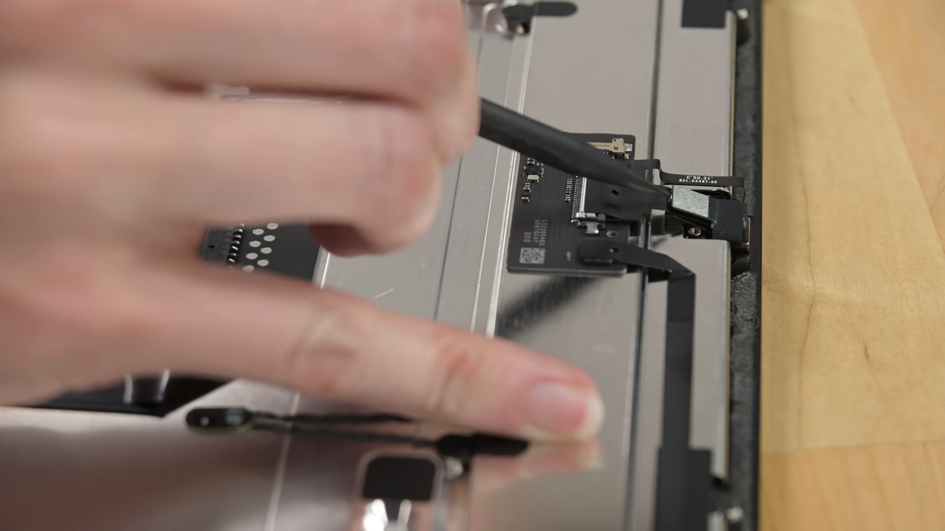 Apple Studio Display tiết lộ các thành phần được đóng gói dày đặc