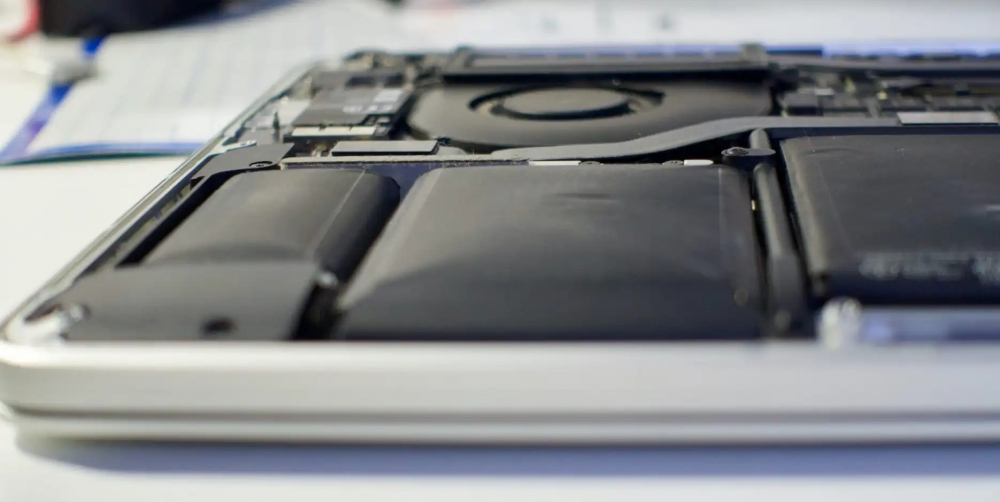 Tại sao pin MacBook của bạn lại bị phồng, chai, sạc không vào, có nguy cơ cháy nổ?
