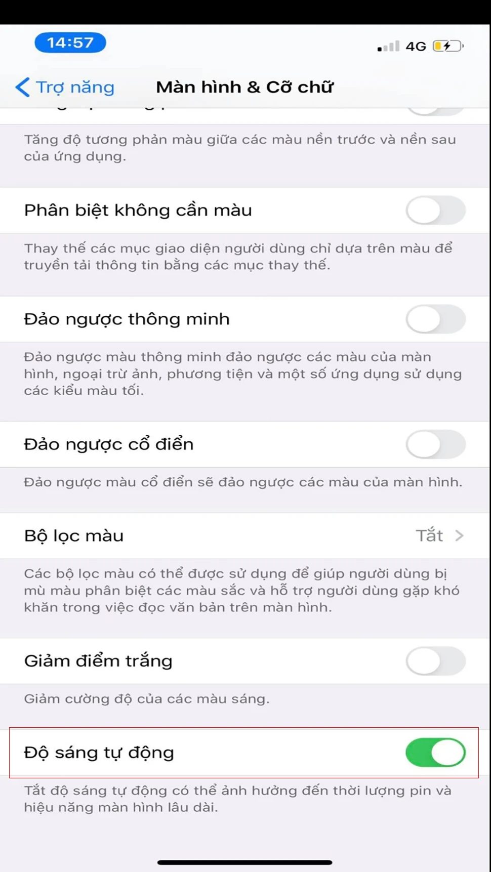 Bước 2:  Nhấn vào Màn hình & Cỡ chữ và gạt nút bật từ phải sang trái tại Độ sáng tự động để Tắt tính năng Tự động chỉnh sáng trên iPhone.