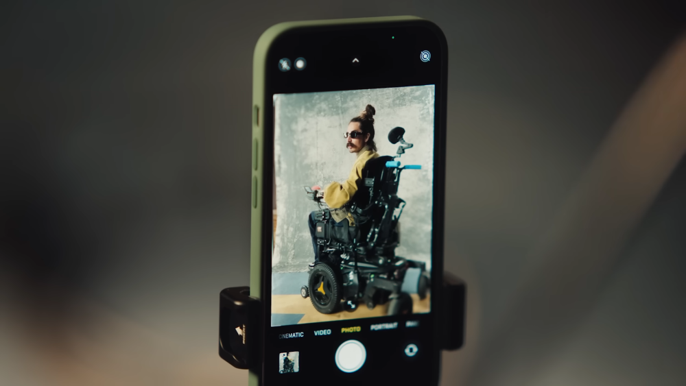 Một người liệt chân chụp hình bằng iPhone​​
