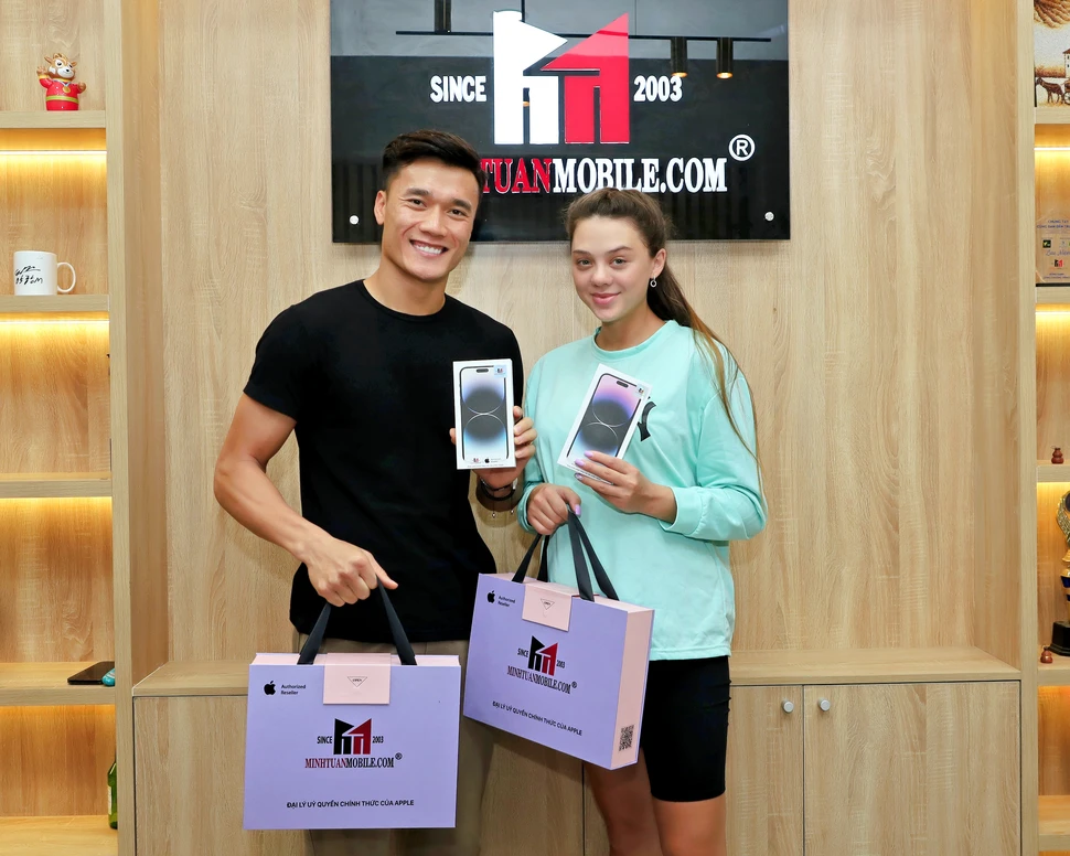 Vợ chồng thủ môn Bùi Tiến Dũng mua iPhone 14 Pro Max