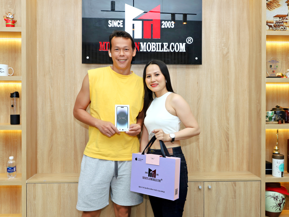 Thủ thành Bùi Tấn Trường dắt bà xã tậu iPhone 14 Pro