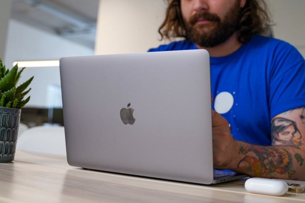 Trong sự kiện WWDC 2022, Apple đã cho ra mắt phiên bản Macbook Pro mới 2022 13 inch với bộ vi xử lý M2 được nâng cấp đáng kể. Trong sự kiện này, Apple cũng cho ra mắt đồng thời Macbook Air M2.