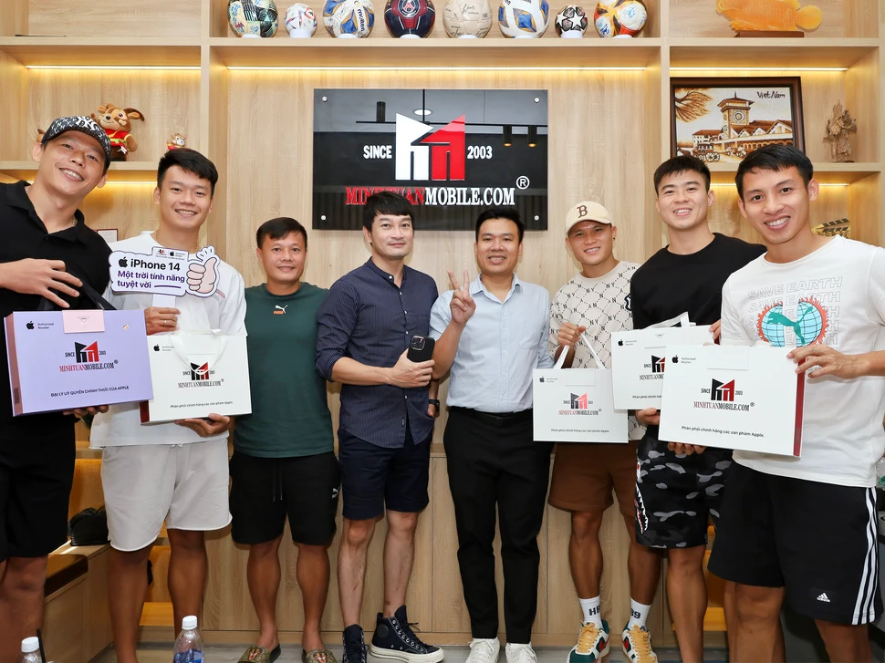  Tiền vệ Đỗ Hùng Dũng hào hứng lên đời iPhone 14 Pro Max