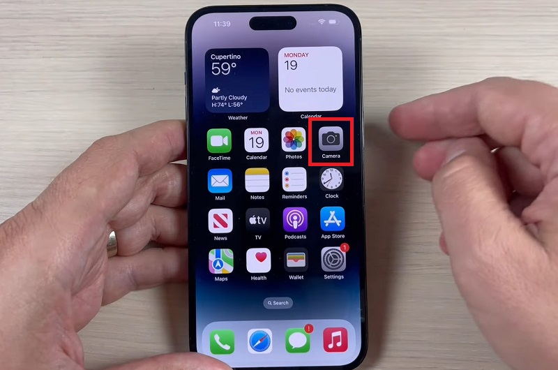 Mở ứng dụng Camera trên iPhone, rồi bạn tìm và chuyển sang chế độ quay Video