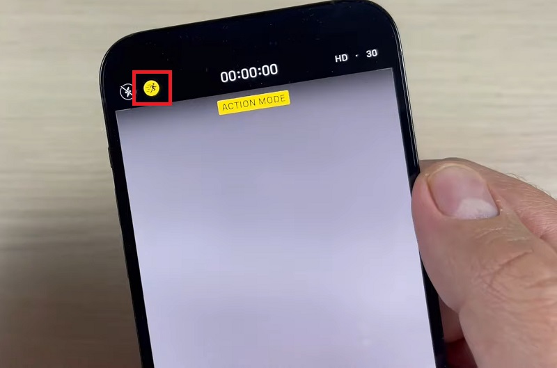 Nhấp chọn biểu tượng hình người đang chạy, kích hoạt chế độ Action Mode 