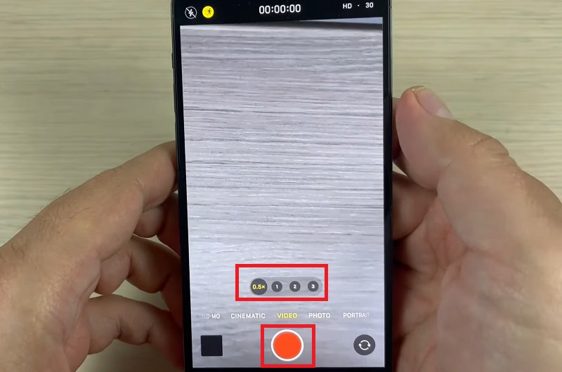 Nhấn vào nút Ghi hình (vòng tròn màu đỏ) để bắt đầu quay video, có thể chọn ống kính quay khác nhau