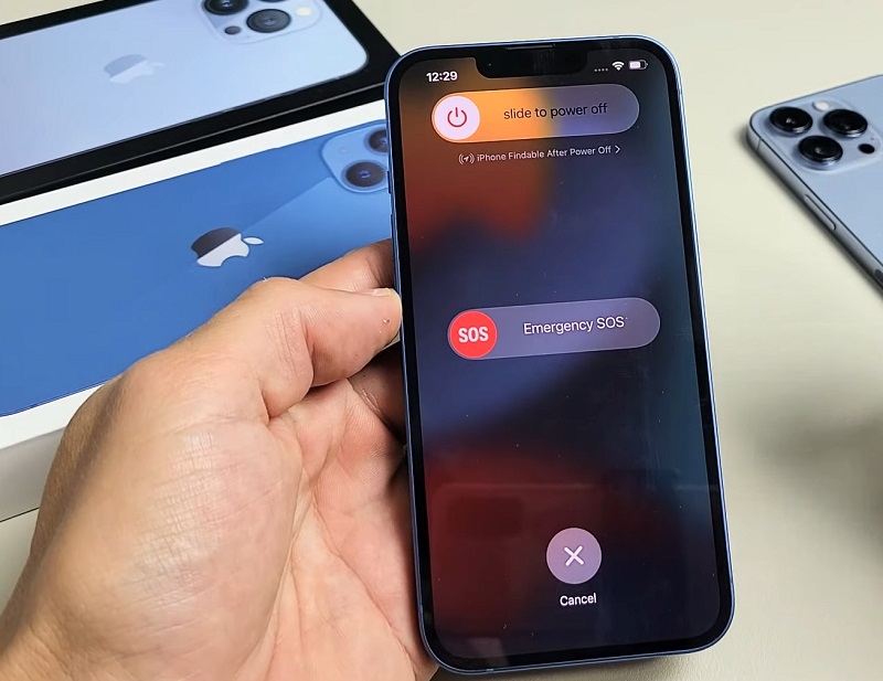 Khởi động lại iPhone để khắc phục lỗi mail không cập nhật trên iPhone