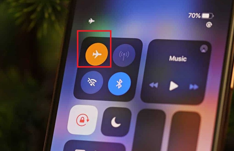Bật và tắt Chế độ máy bay để khắc phục lỗi mail không cập nhật trên iPhone