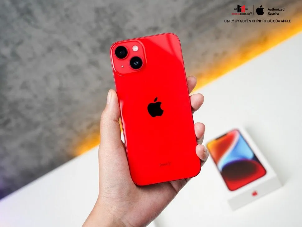 Trên tay iPhone 14 màu đỏ