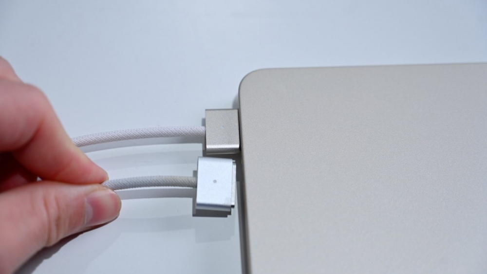 Trên tay và đánh giá nhanh MacBook Air M2 2022 màu Starlight