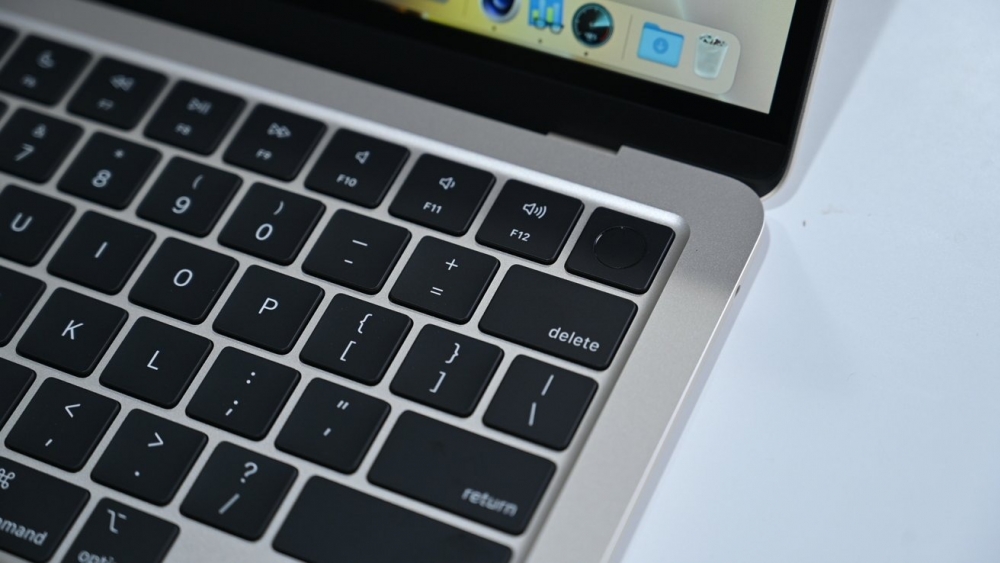 Trên tay và đánh giá nhanh MacBook Air M2 2022 màu Starlight