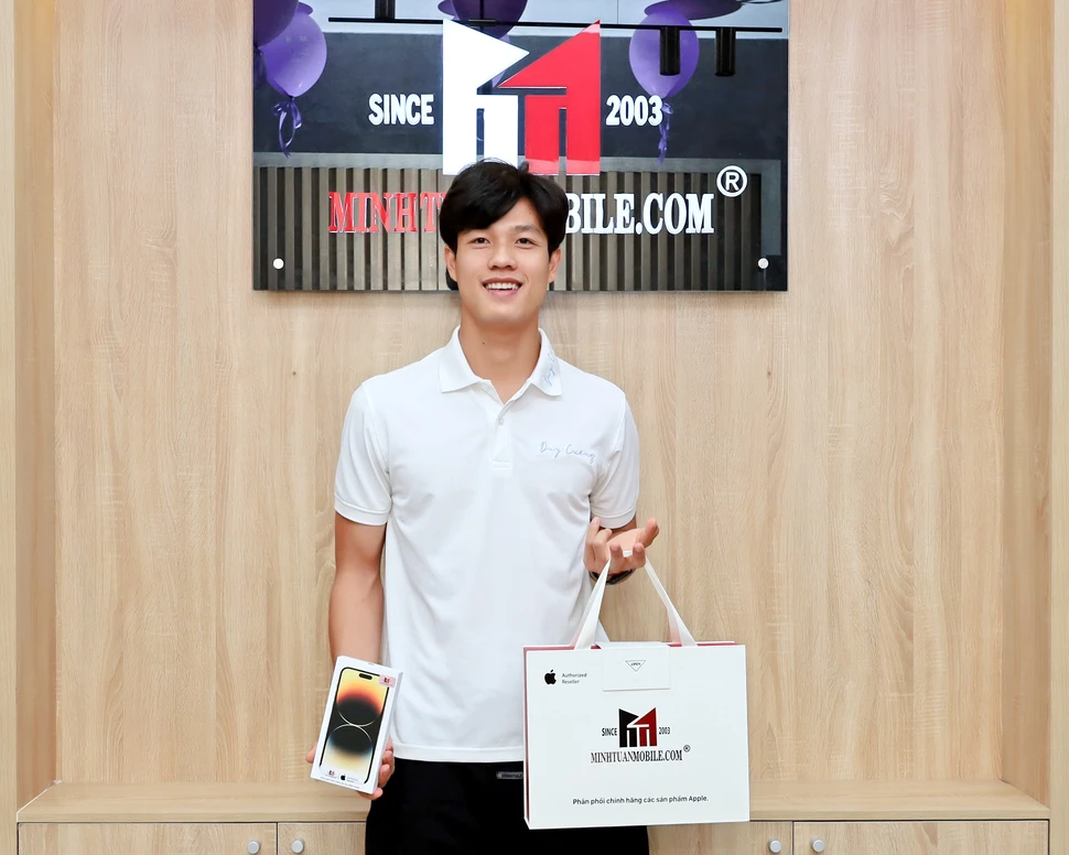 Trung vệ Lương Duy Cương sắm iPhone 14 Pro Max