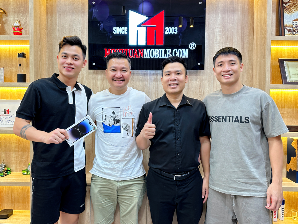 Cầu thủ Nguyễn Đức Chiến chọn iPhone Pro Max màu Silver sang chảnh