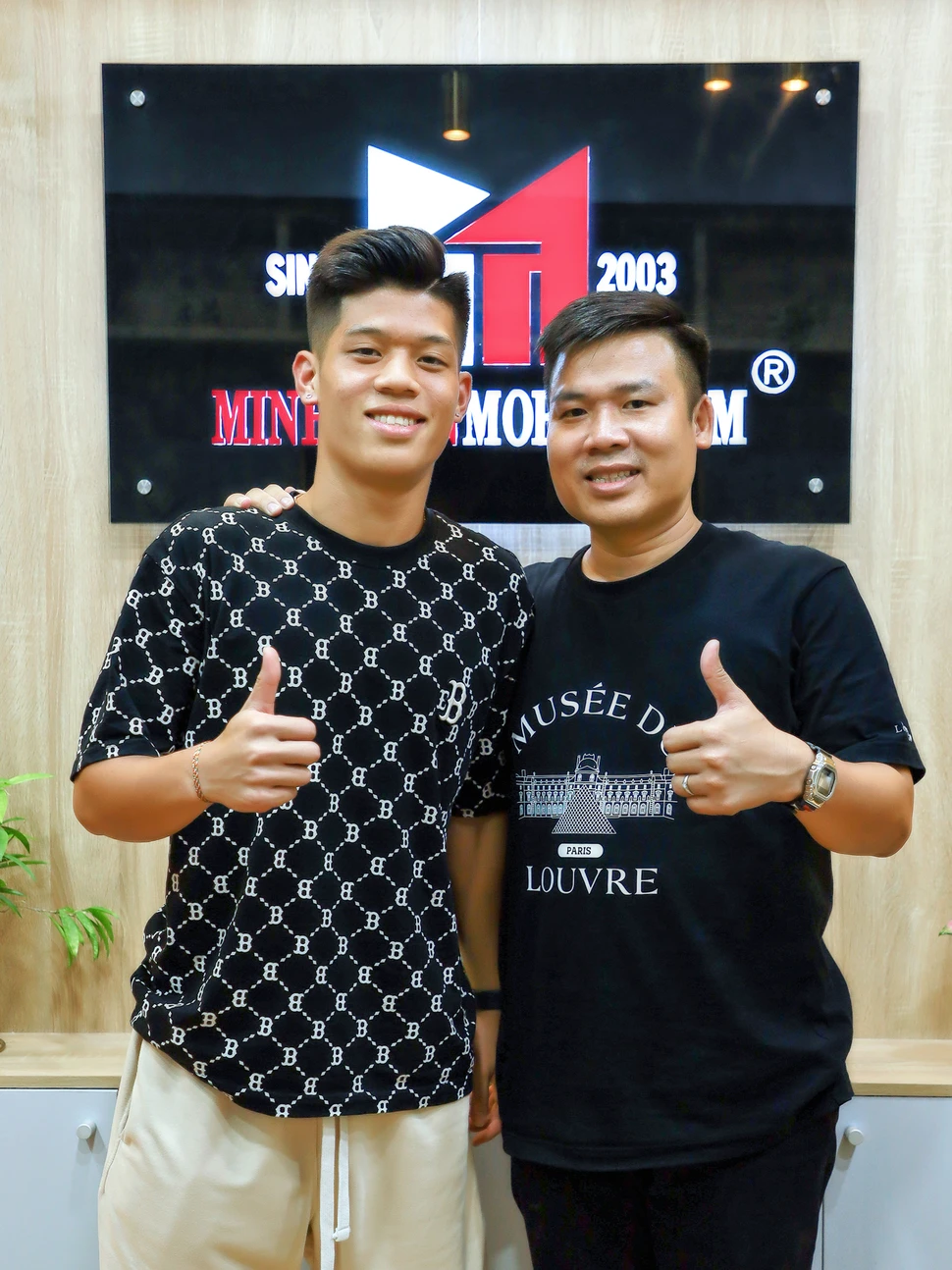 Đức Việt và Văn Toàn tại Minh Tuấn Mobile để tậu iPhone 14 Pro Max