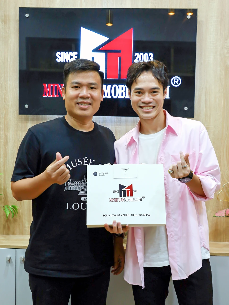 Trường Giang Đức Việt và Văn Toàn tại Minh Tuấn Mobile để tậu iPhone 14 Pro Max. 