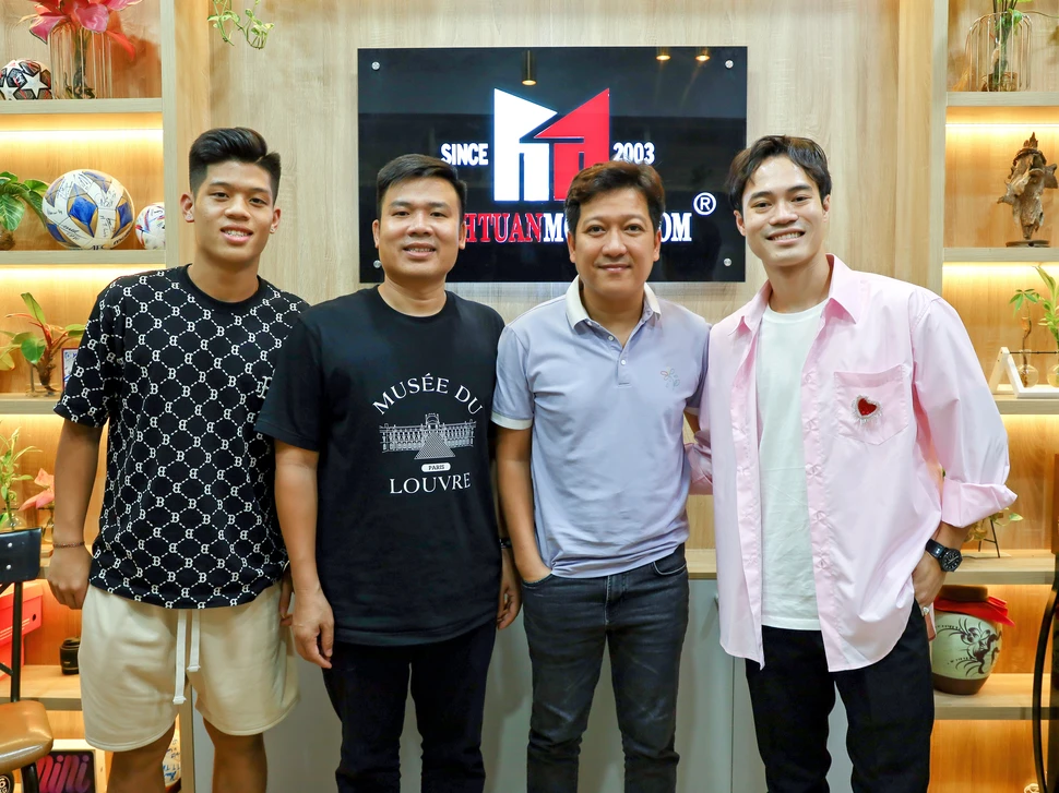 Trường Giang hội ngộ cầu thủ Việt tại Minh Tuấn Mobile