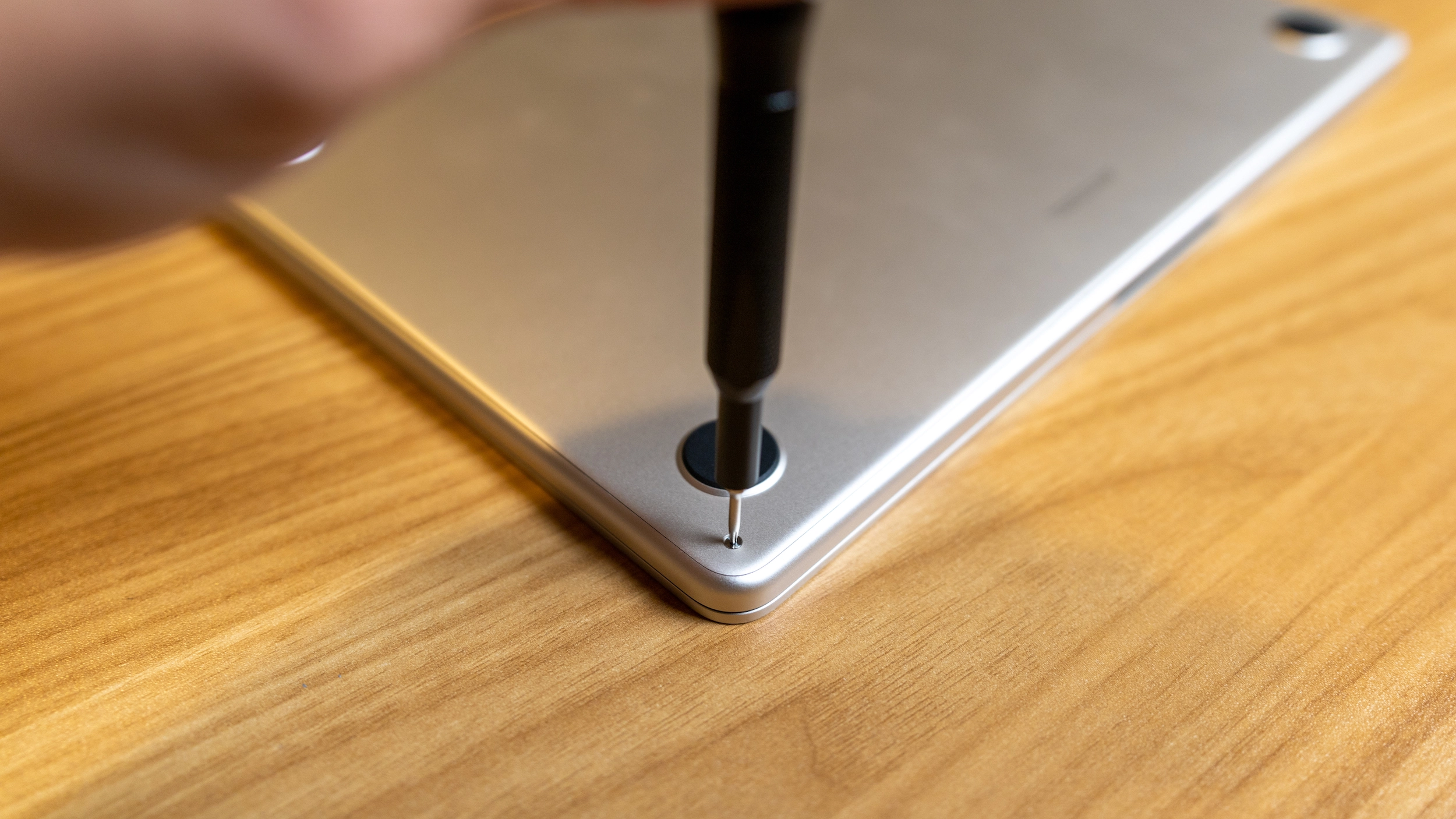 Tháo vít Pentalobe của M2 Air