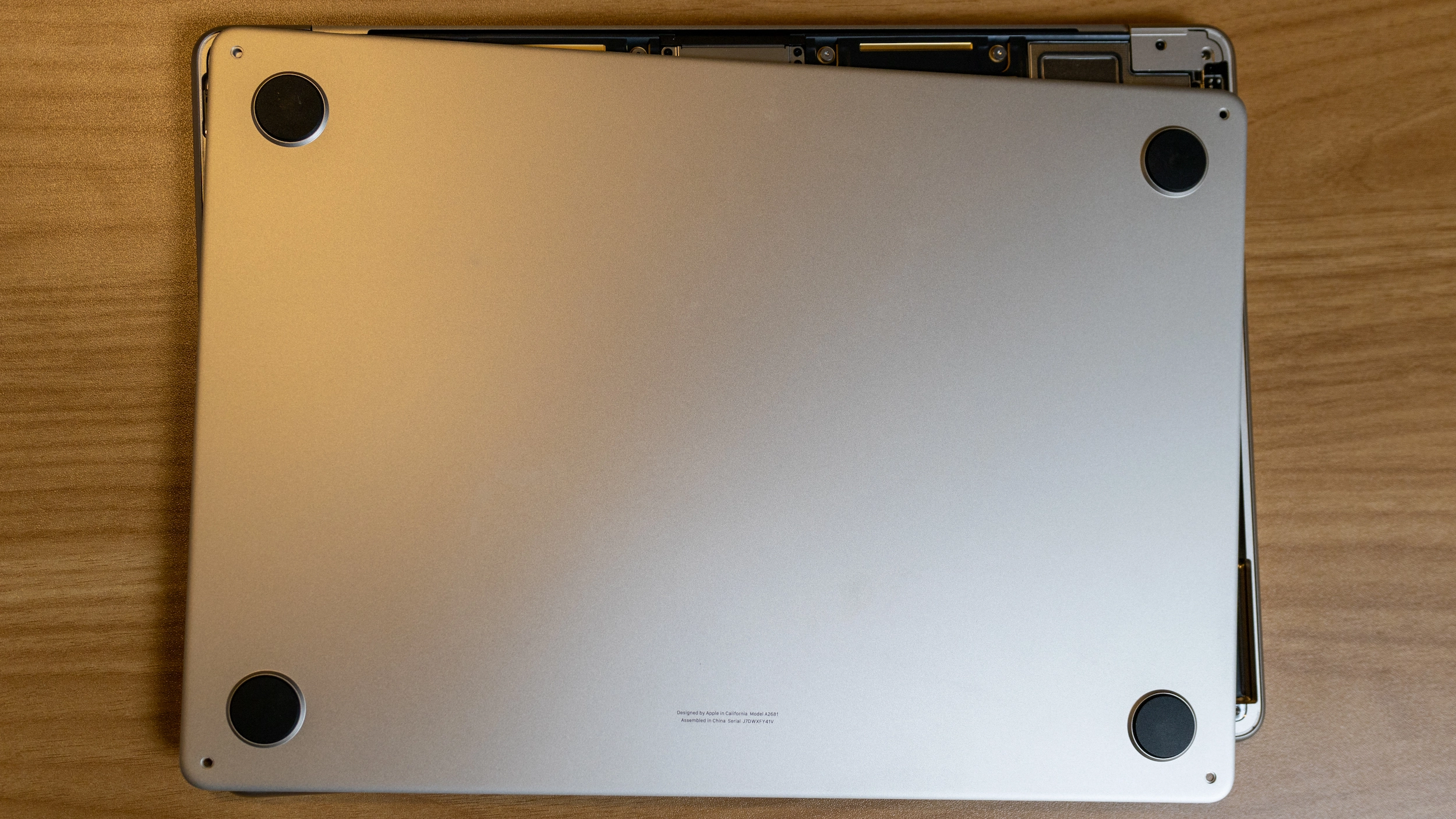 Kéo bảng điều khiển phía dưới về phía bàn di chuột để loại bỏ các chốt.