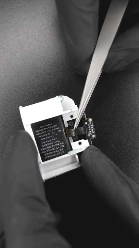 hộp sạc AirPods USB-C đầu tiên