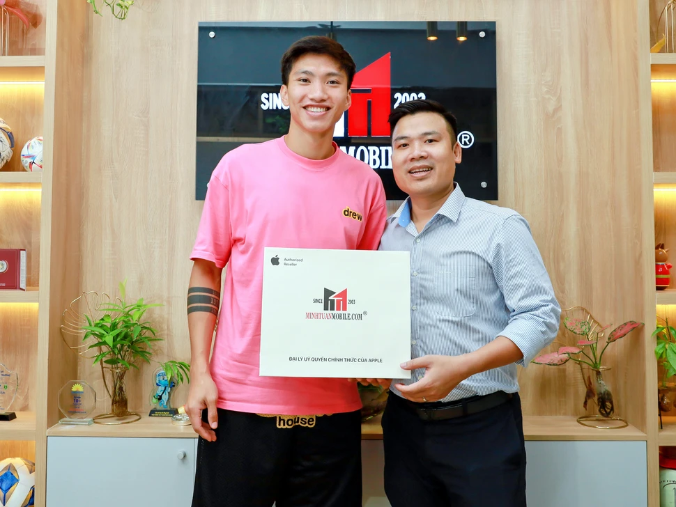 Văn Hậu và Duy Mạnh mua iPhone 14 Pro Max tại Minh Tuấn Mobile