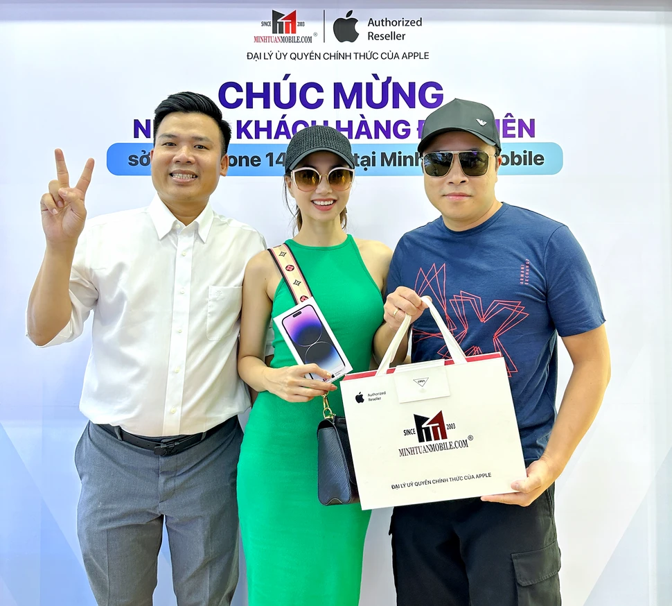 Victor Vũ và Đinh Ngọc Diệp sánh đôi đón iPhone 14 Pro Max
