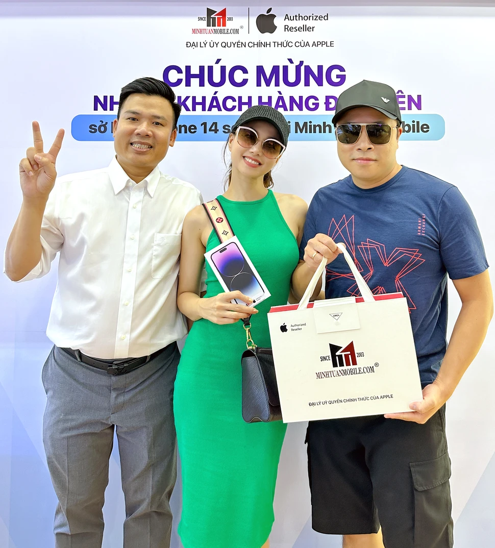 Victor Vũ và Đinh Ngọc Diệp sánh đôi đón iPhone 14 Pro Max
