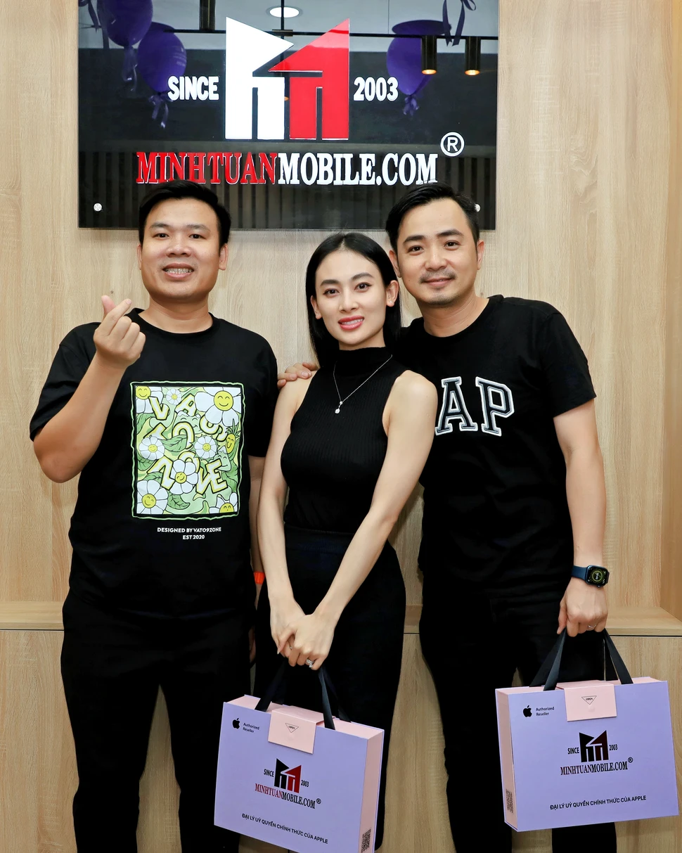 Vợ chồng Đạo diễn Minh Ngân - Kiều My sánh vai sắm iPhone 14 Pro Max