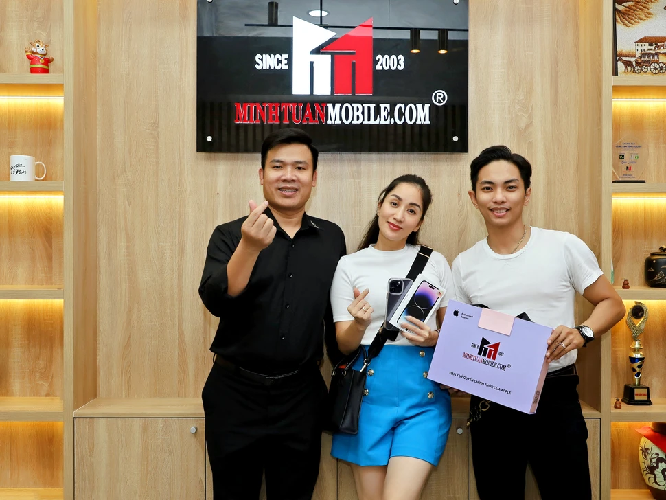 Khánh Thi Phan Hiển mua iPhone 14 Pro Max