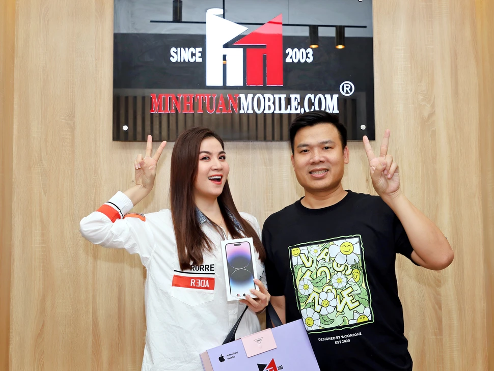 Vợ chồng Thanh Duy Kha Ly sắm iPhone 14 Pro Max