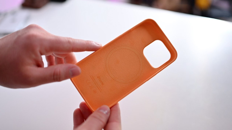 Lớp lót sợi nhỏ bên trong trong vỏ silicon của Apple