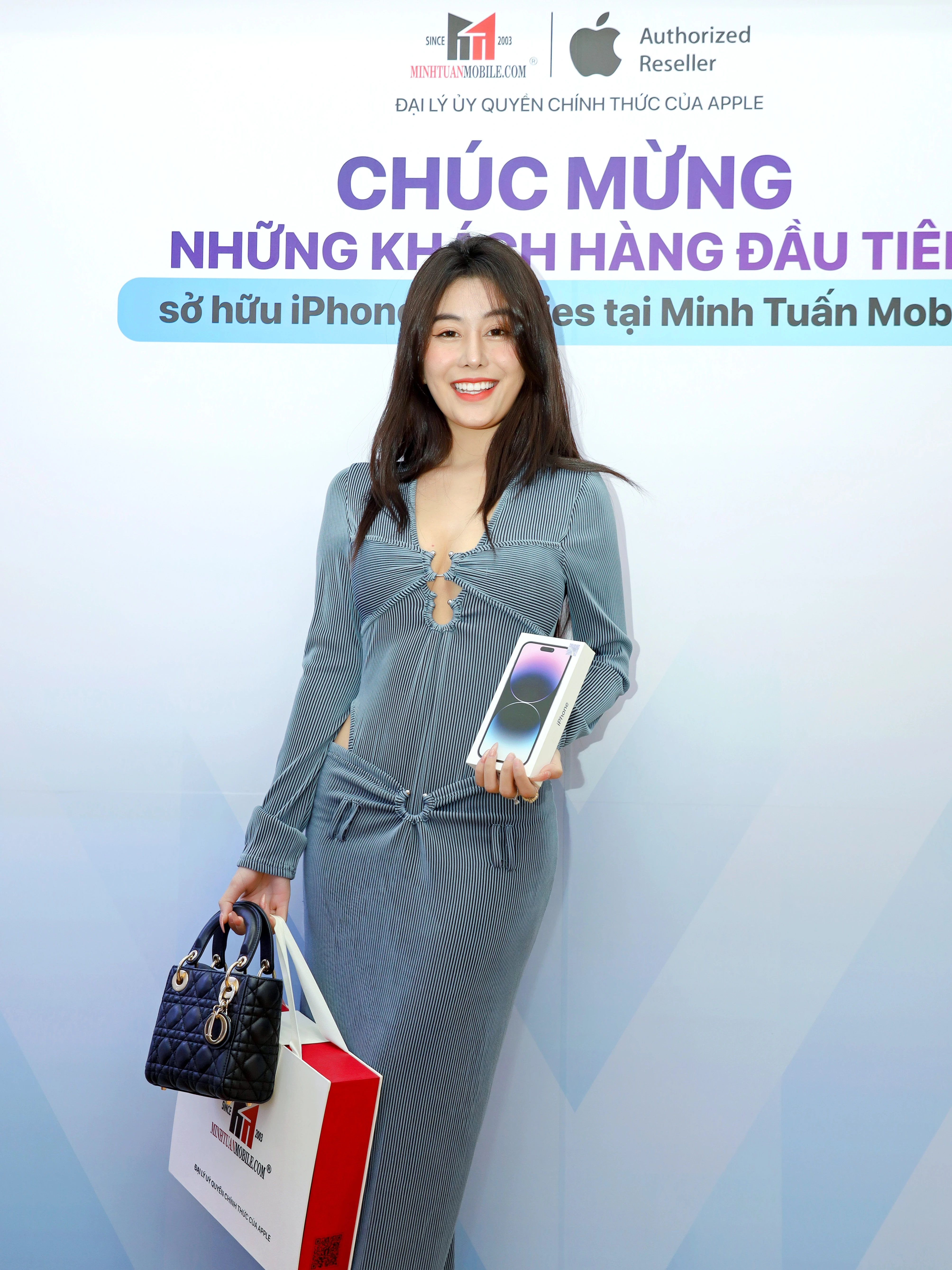 Hot Girl Võ Ngọc Trân thả dáng cực chuẩn bên cạnh iPhone 14 Pro Max