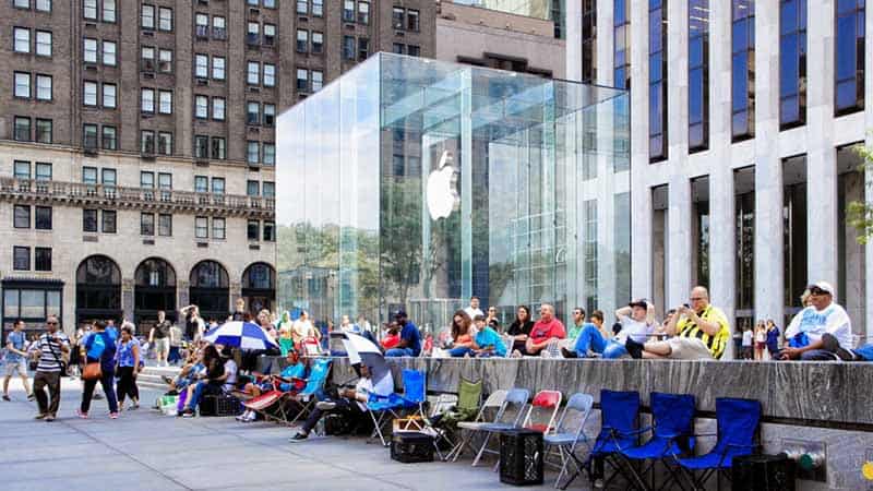 Xếp hàng mua Iphone