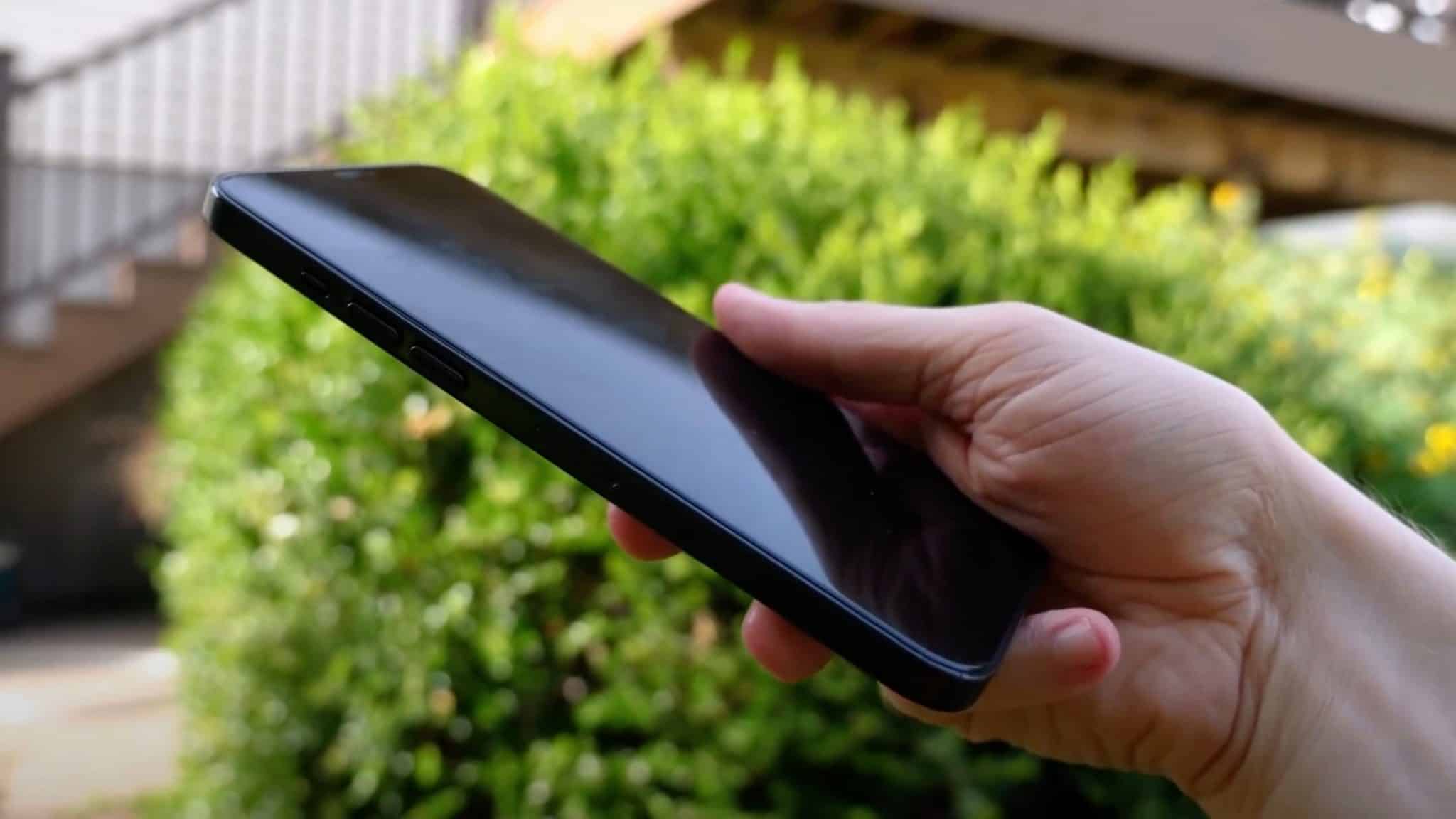 Video trên tay hình nộm giả iPhone 12 làm Fan nhà Táo bấn loạn