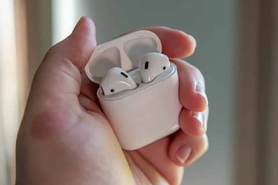 Để cài đặt lại AirPods bạn thực hiện các bước sau: 