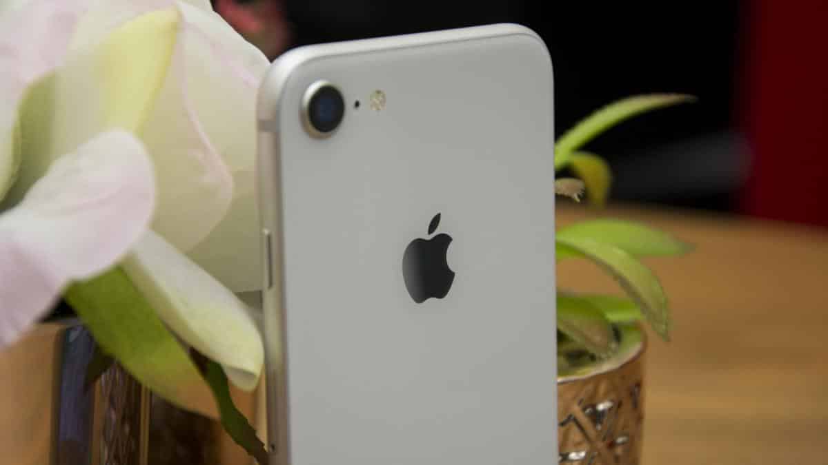 iPhone SE 2020 so với iPhone 8: Nên chọn 
