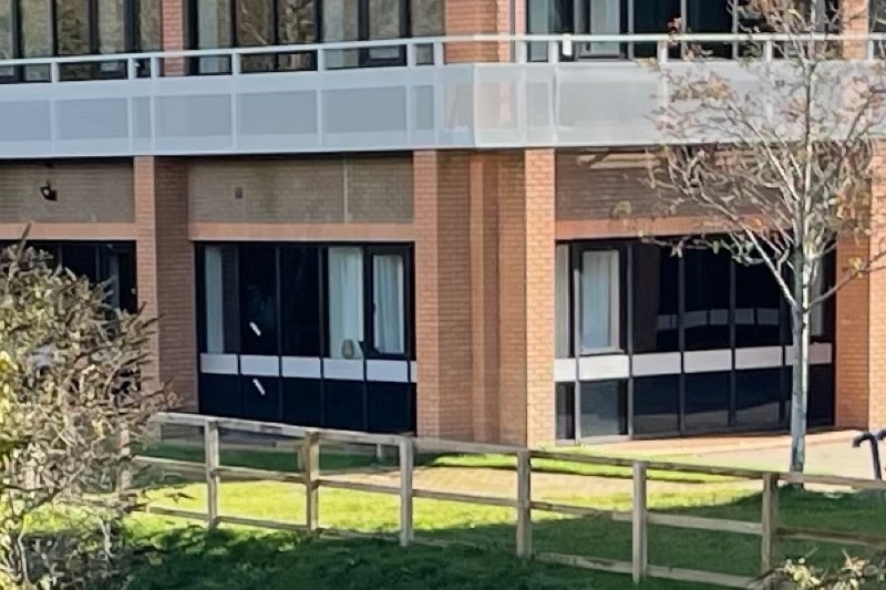 Cắt 1:1 từ ảnh trên, có thể thấy Apple đang cân bằng giữa việc tăng cường cạnh và làm sắc nét ngay trên cạnh